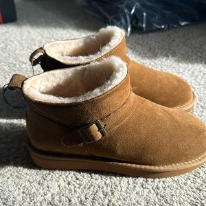 NWT Bearpaw Boots size 8
